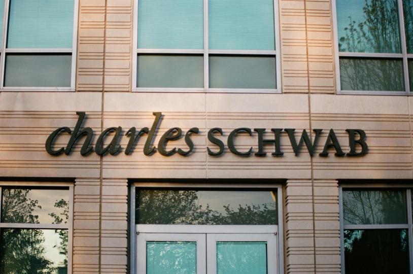 Schwab entrará en la carrera del mercado de predicción con opciones basadas en eventos del S&P 500: WSJ